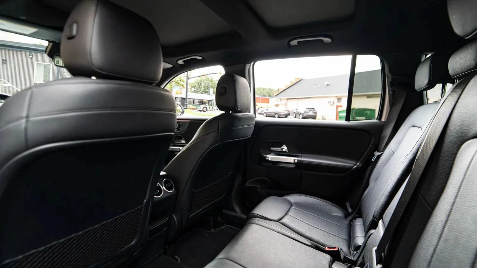 Used 2020 Mercedes-Benz GLB 250 4MATIC w/ Premium Package image 27
