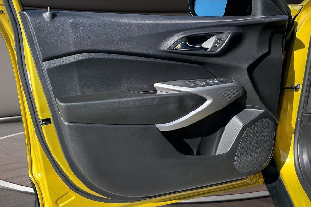 Used 2024 Chevrolet Trax RS w/ Sunroof Package FWD image 21