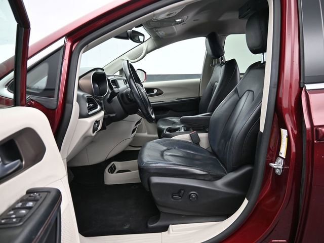 Used 2019 Chrysler Pacifica Touring-L image 40