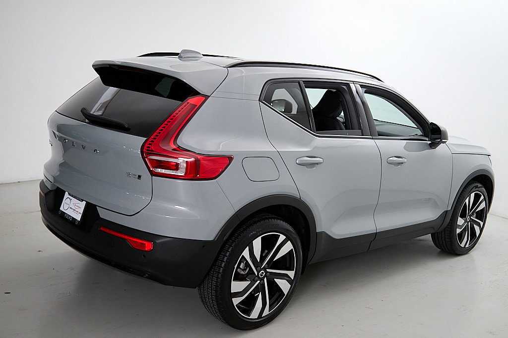 Certified 2025 Volvo XC40 B5 Ultra AWD/4WD image 7
