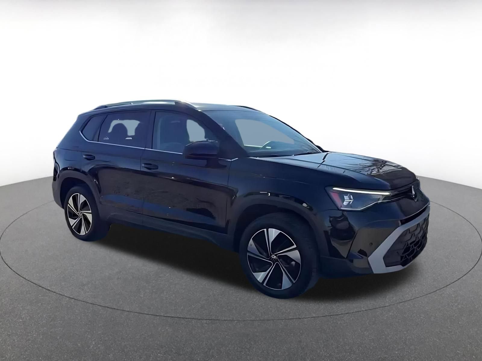 Used 2025 Volkswagen Taos SE image 2