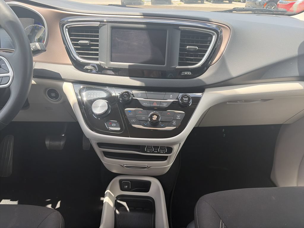 Used 2023 Chrysler Voyager LX FWD image 19