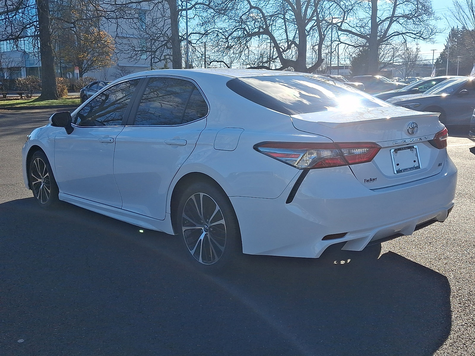 Used 2018 Toyota Camry SE image 4