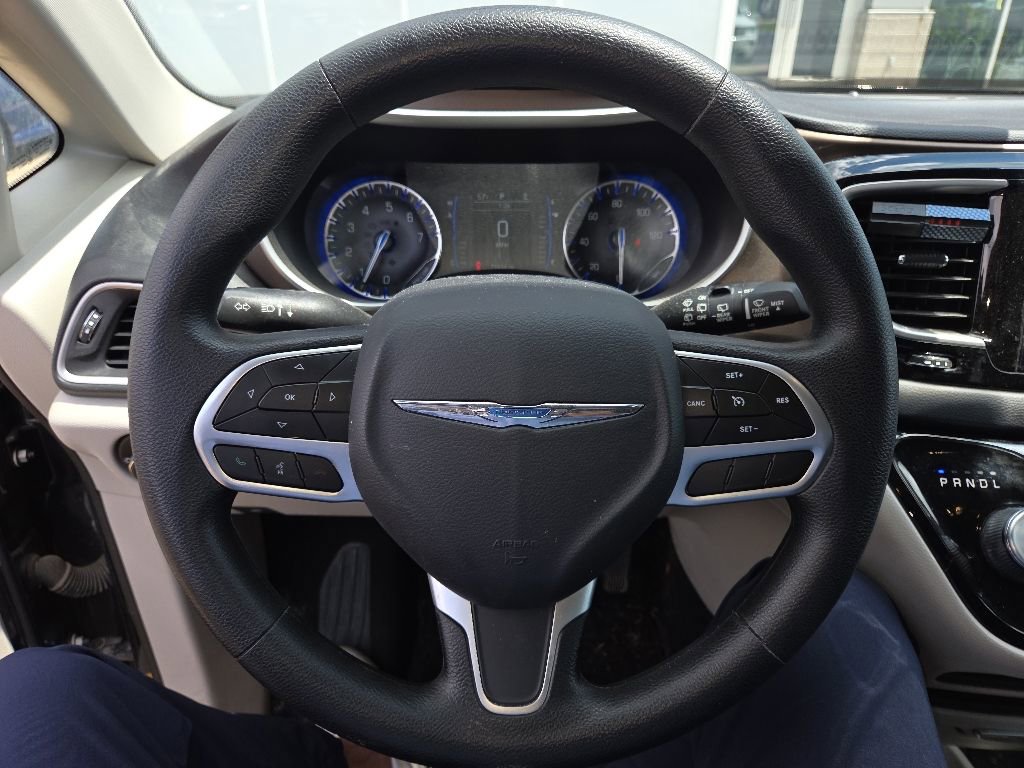 Used 2019 Chrysler Pacifica Touring Plus w/ Tire & Wheel Group FWD image 17