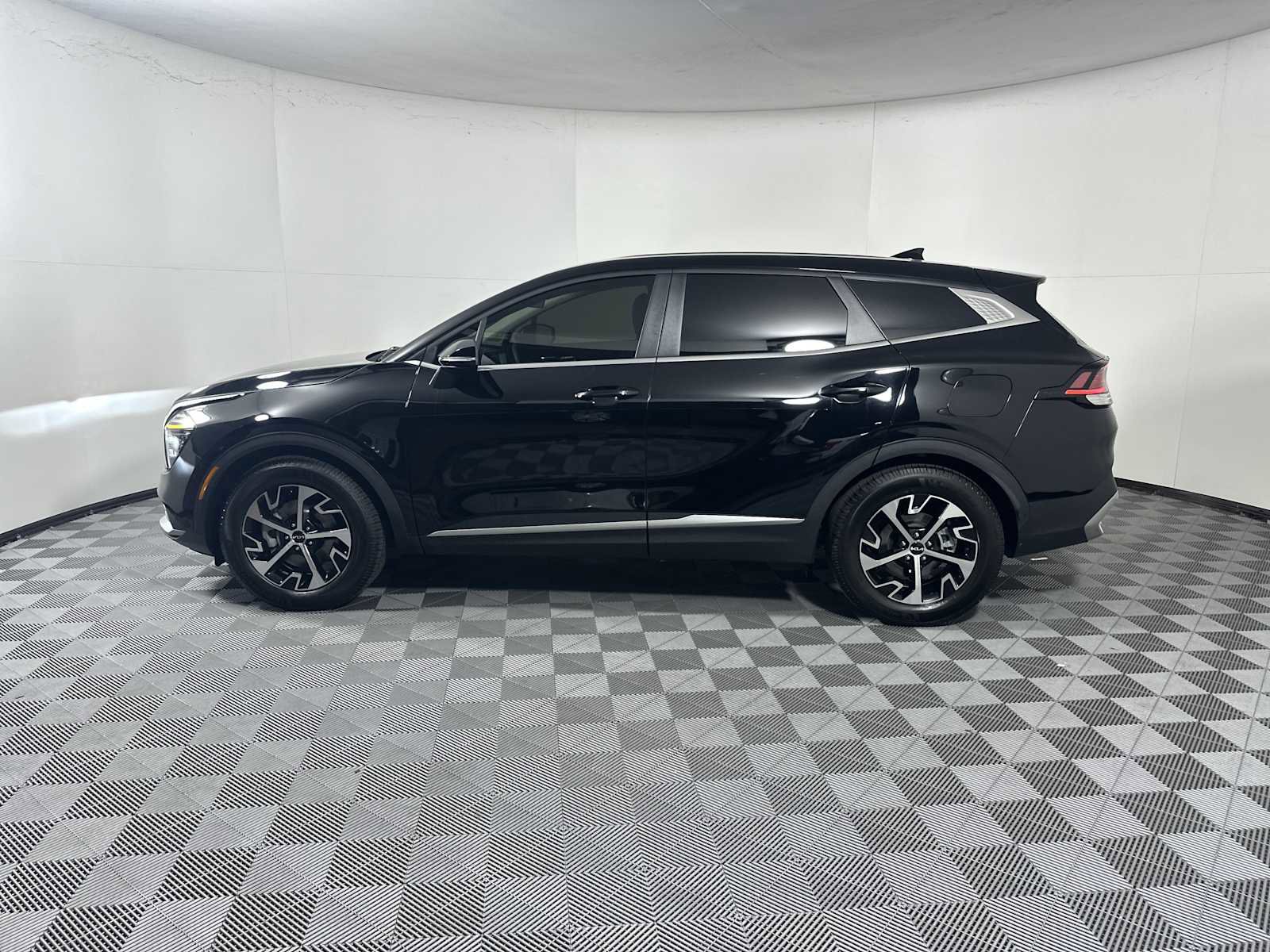 Used 2024 Kia Sportage EX FWD image 4