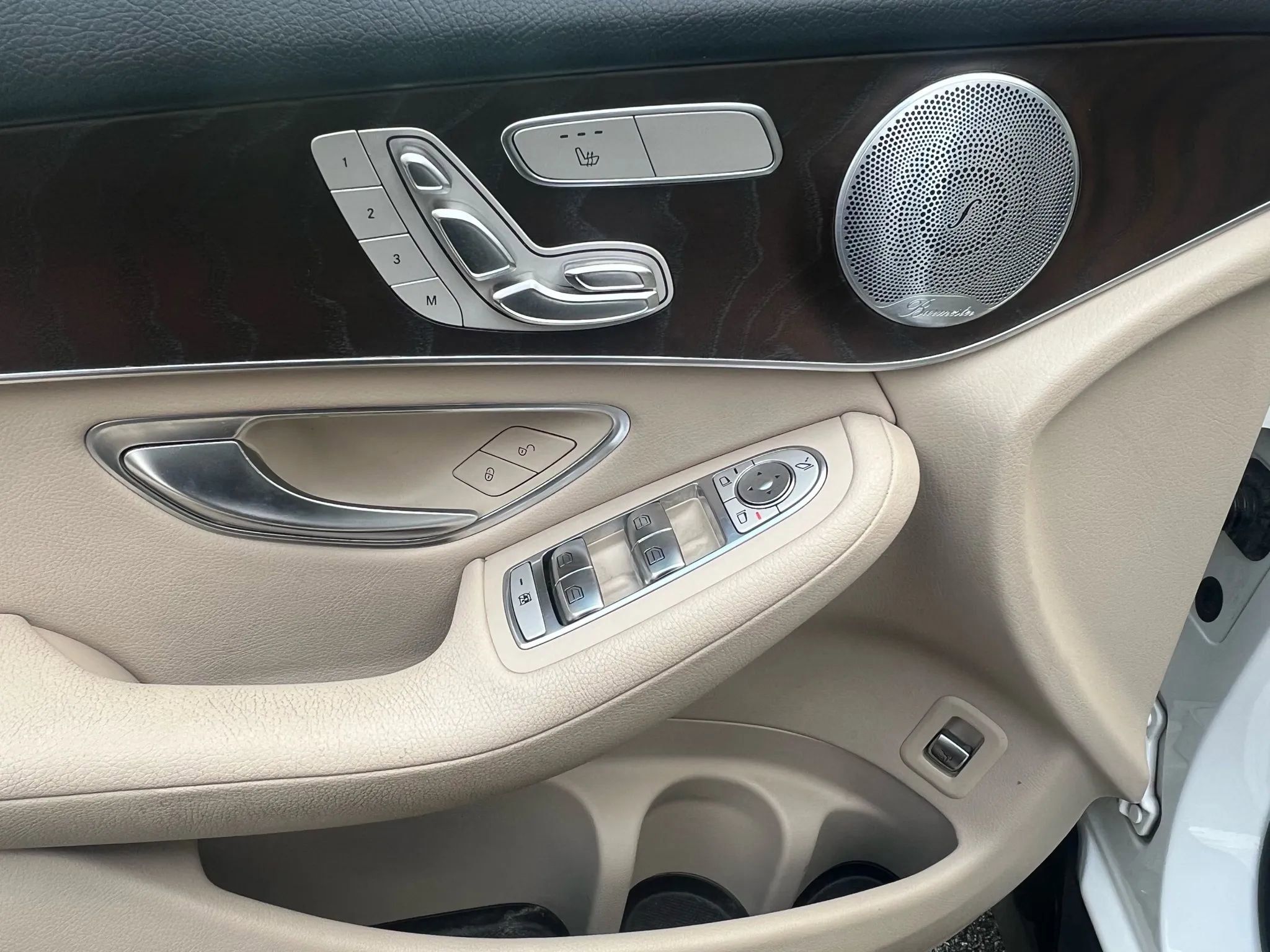 Used 2019 Mercedes-Benz GLC 300 4MATIC w/ Premium Package image 23