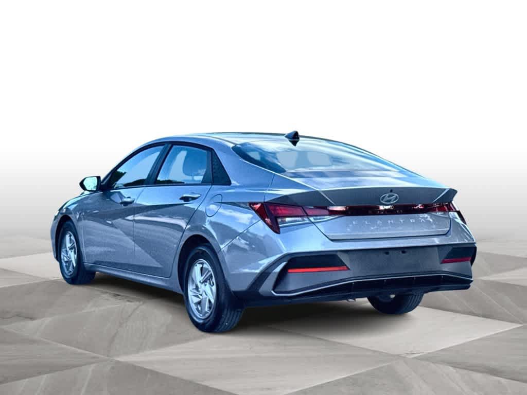 Used 2026 Hyundai Elantra SE FWD image 6