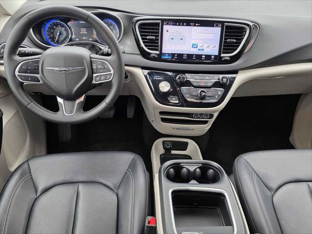 Used 2024 Chrysler Pacifica Touring-L FWD image 17