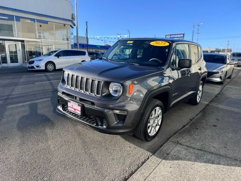 Used 2023 Jeep Renegade Latitude AWD/4WD image 2