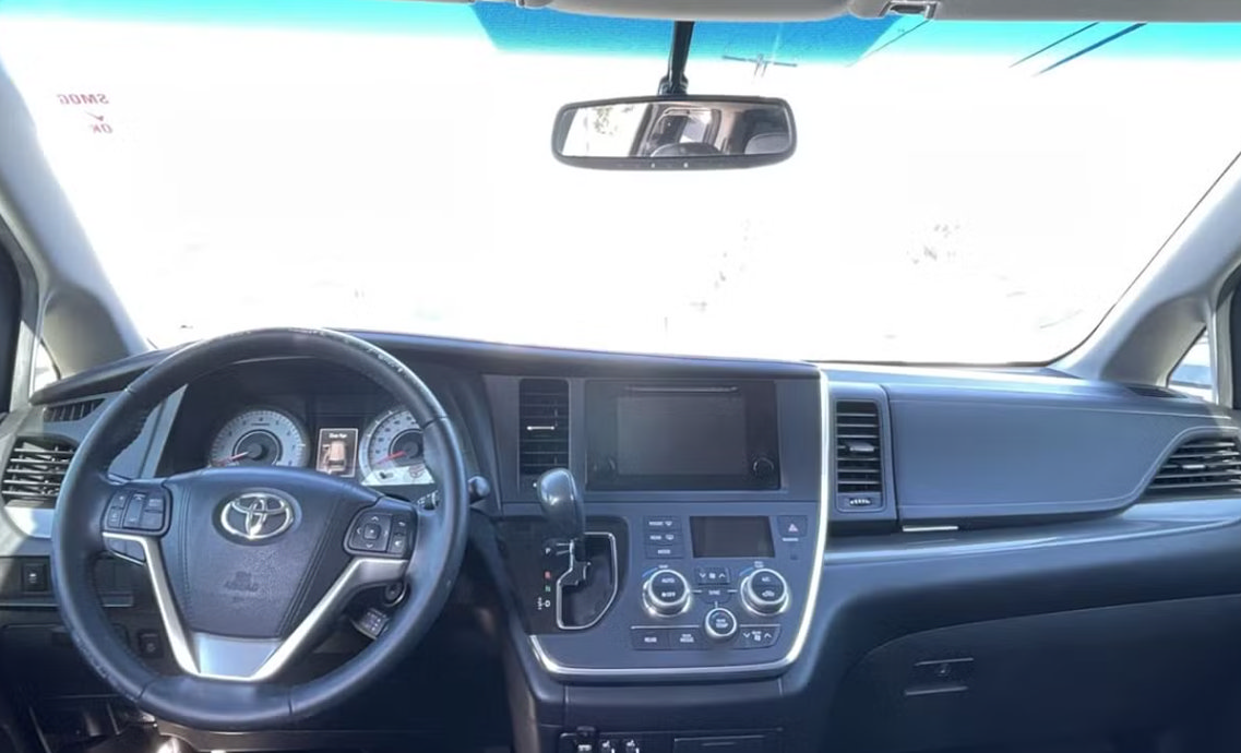 Used 2015 Toyota Sienna SE FWD image 10