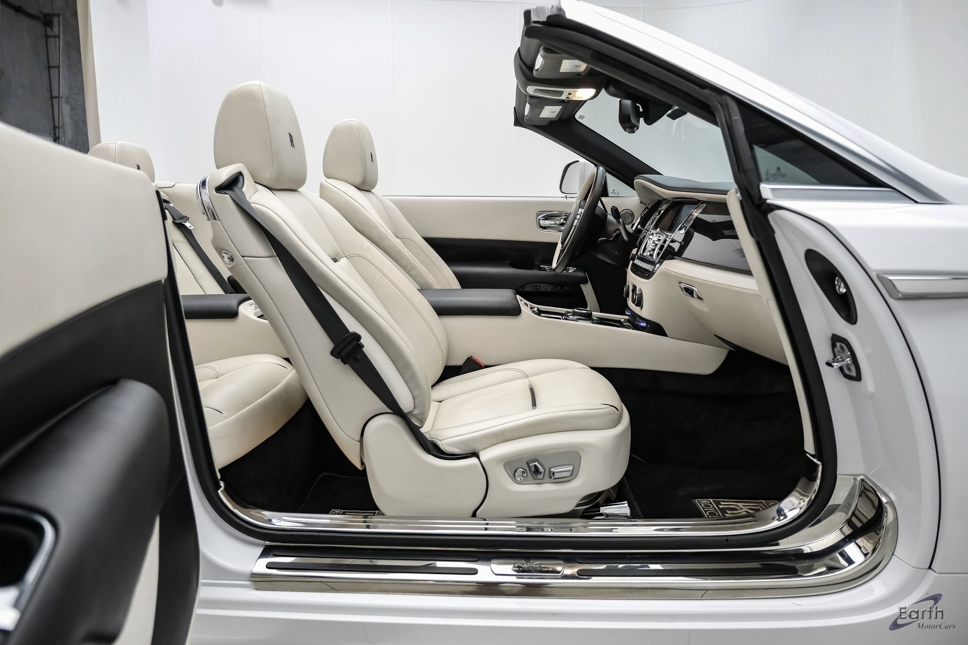Used 2017 Rolls-Royce Dawn RWD image 58