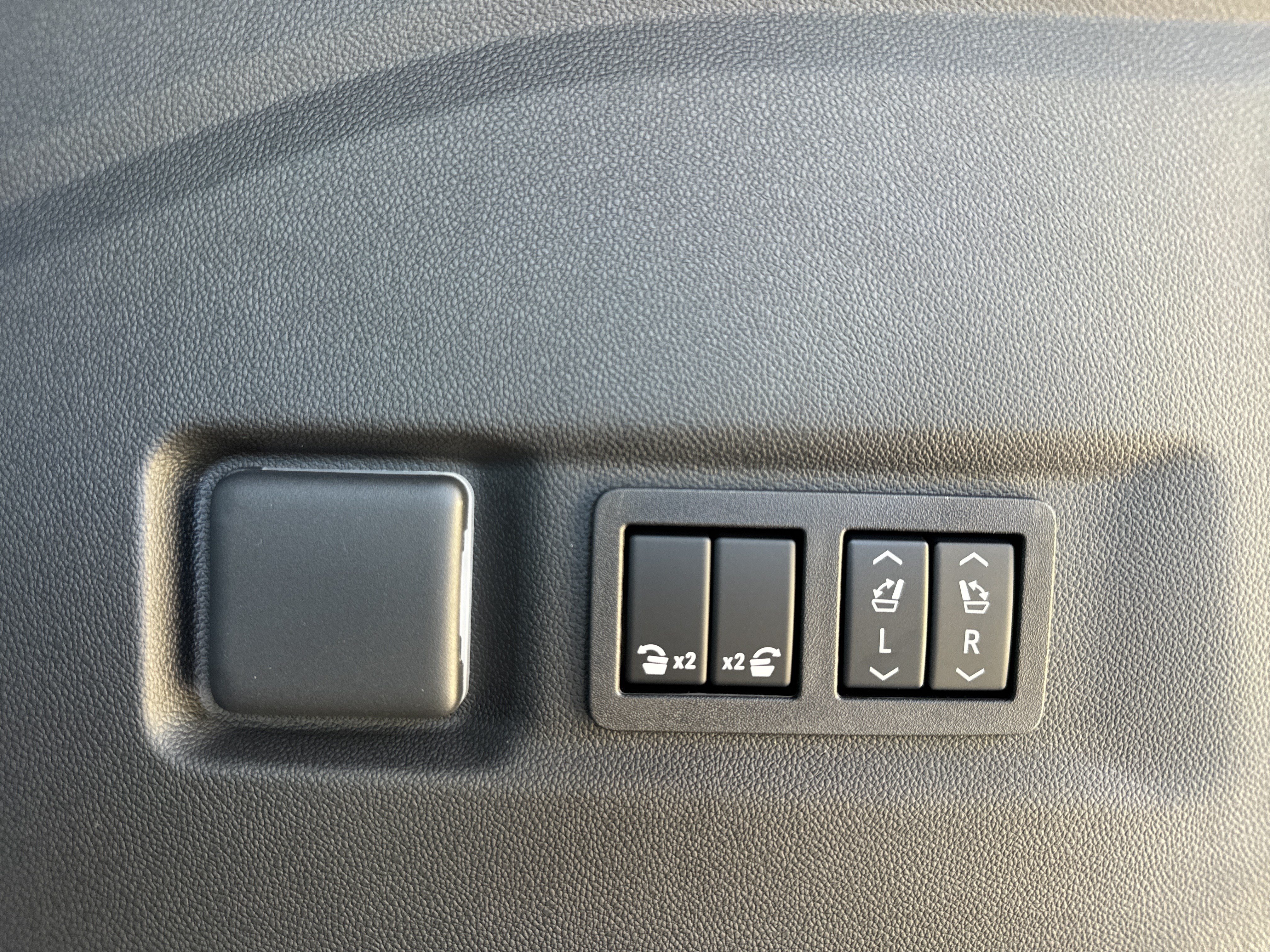 New 2026 GMC Yukon XL Denali w/ Denali Reserve Package RWD image 39
