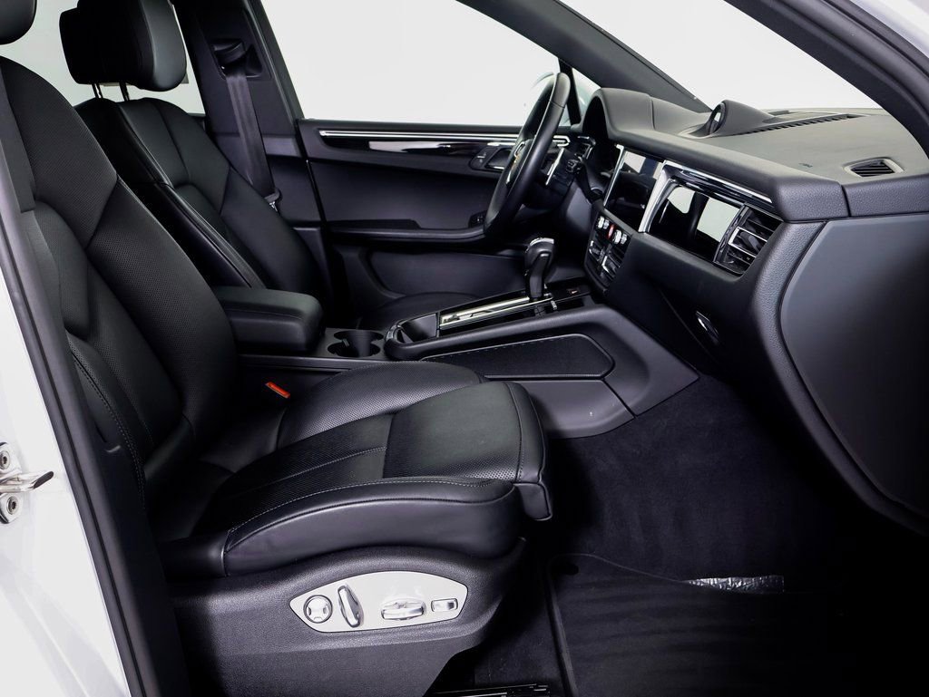 Used 2025 Porsche Macan image 8