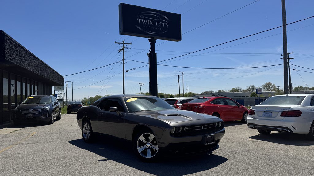 Used 2015 Dodge Challenger SXT RWD image 1
