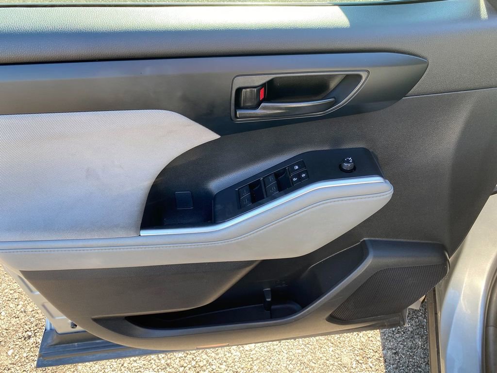 Used 2024 Toyota Highlander LE image 11