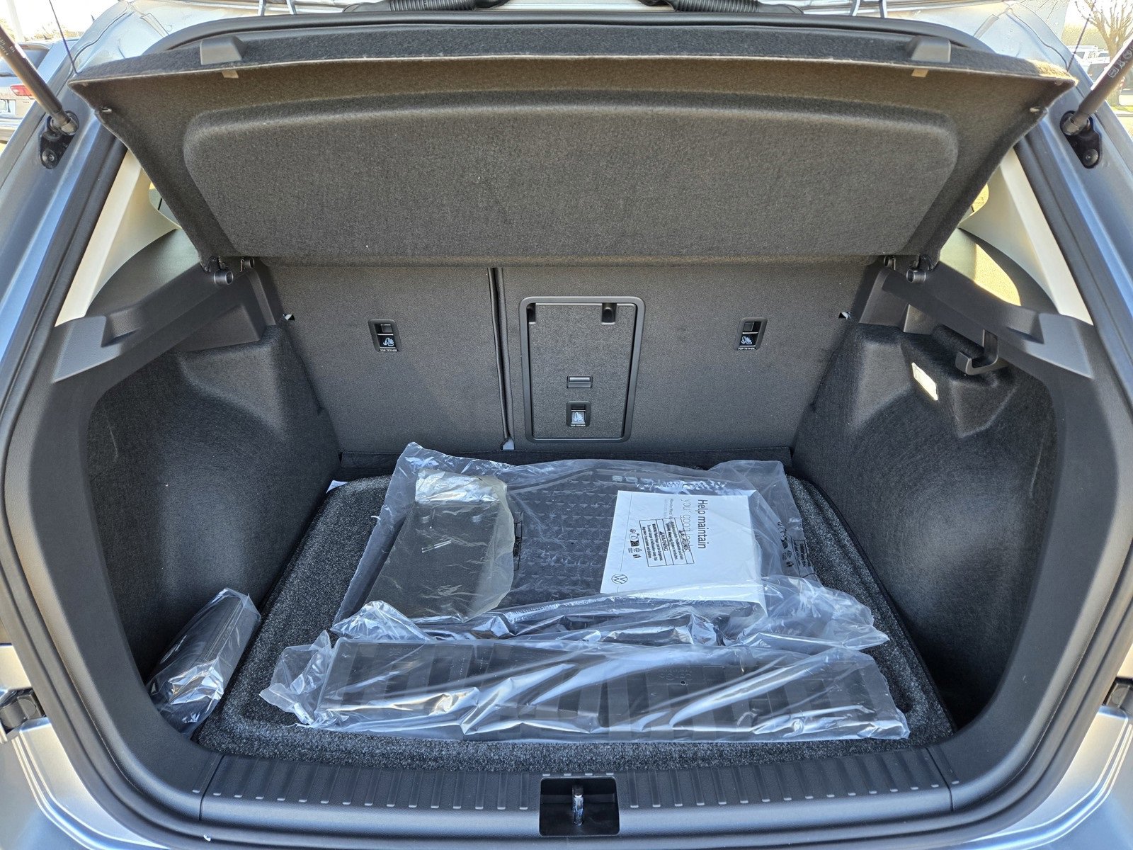 New 2025 Volkswagen Taos SEL image 6