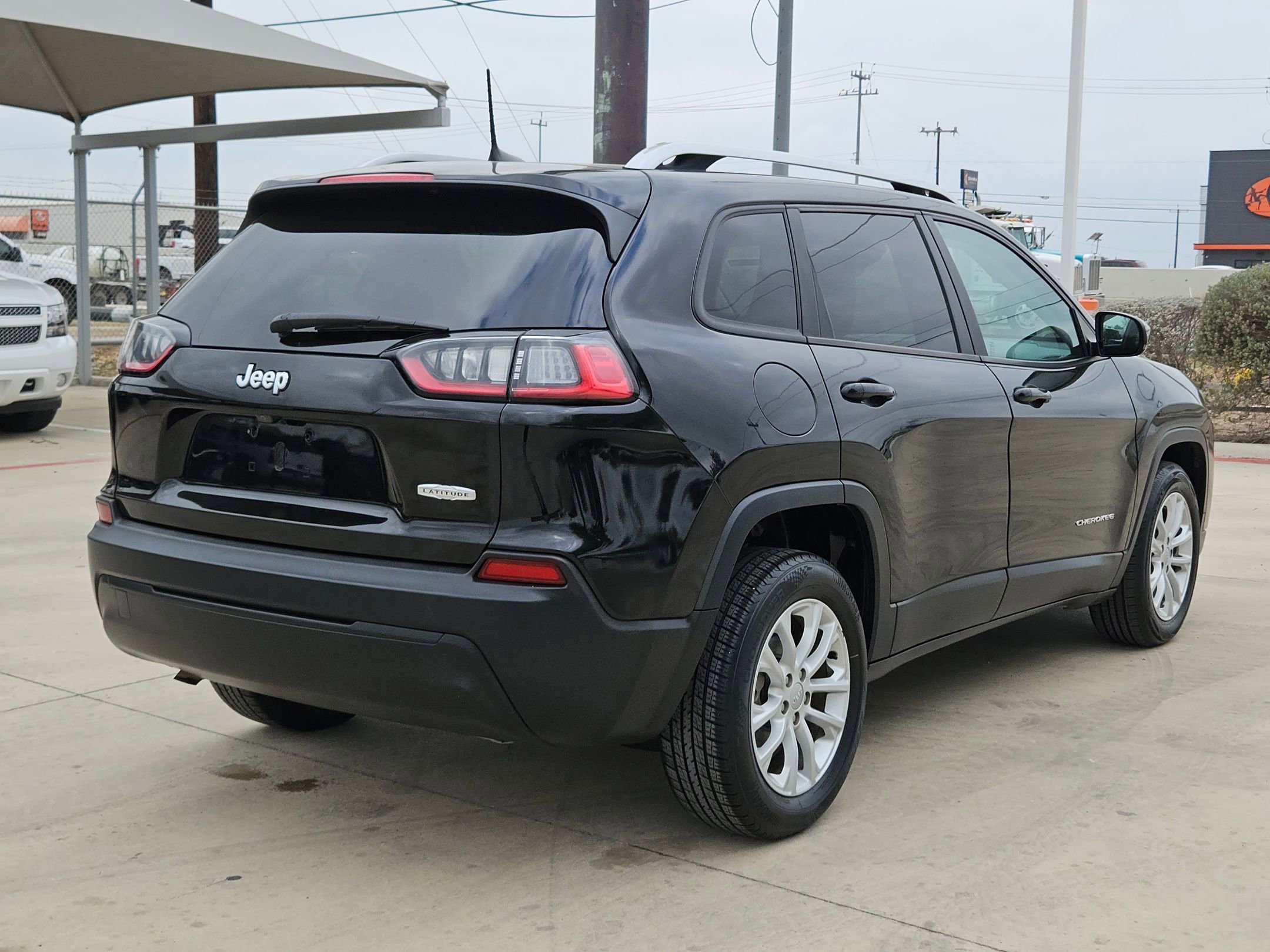 Used 2021 Jeep Cherokee Latitude w/ Mopar Interior Package image 3