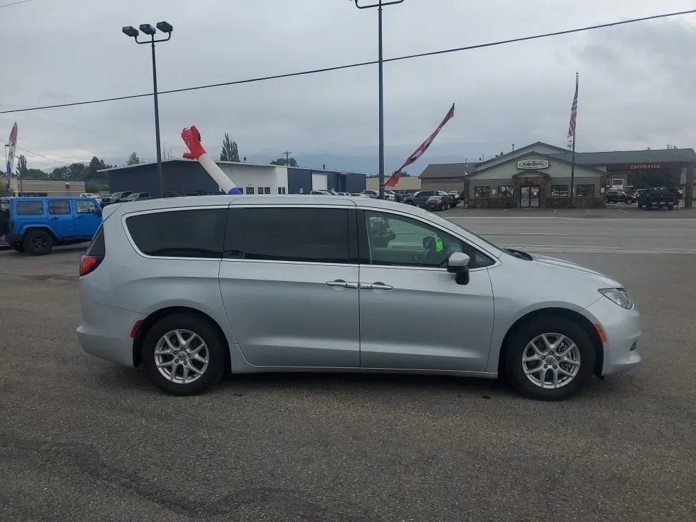 Used 2022 Chrysler Voyager LX FWD image 5