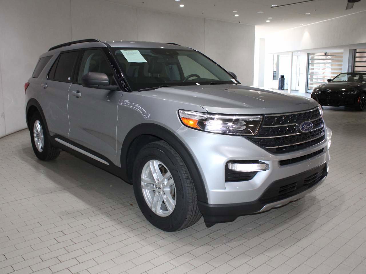 Used 2022 Ford Explorer XLT w/ Equipment Group 202A image 9