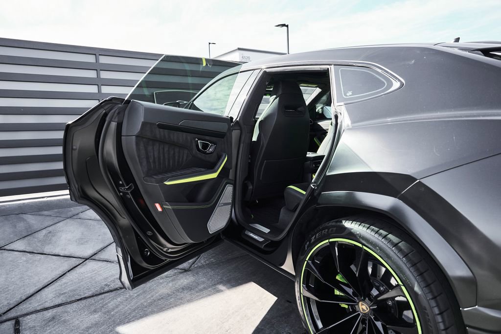 Used 2022 Lamborghini Urus AWD/4WD image 28