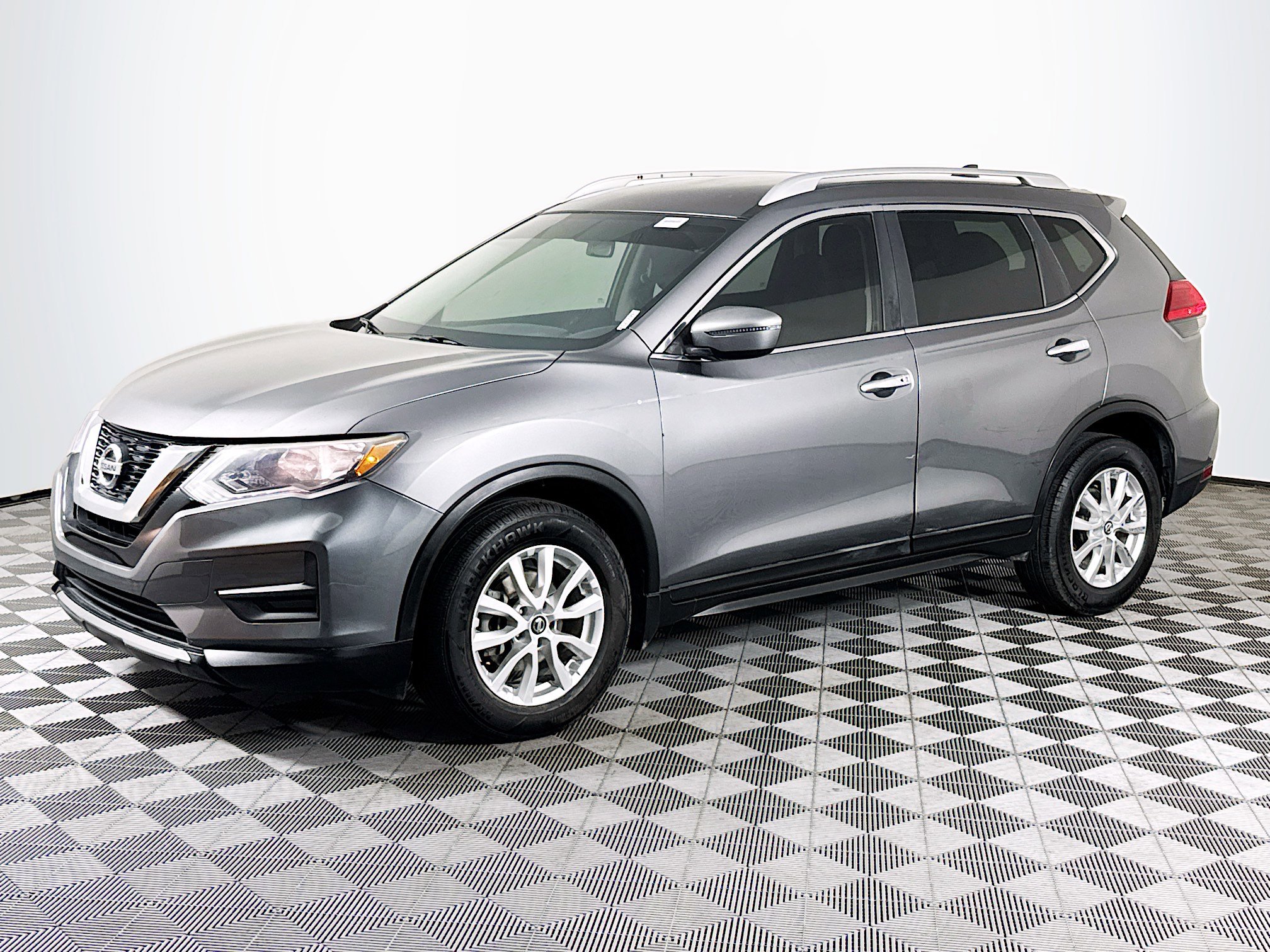 Used 2017 Nissan Rogue SV FWD image 4