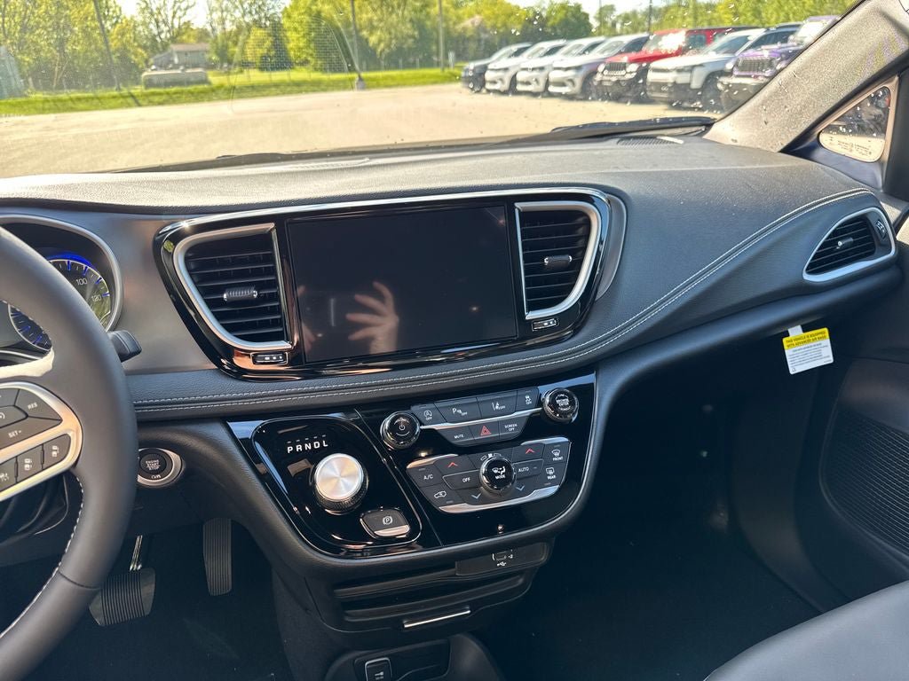 New 2027 Chrysler Pacifica Select AWD/4WD image 19