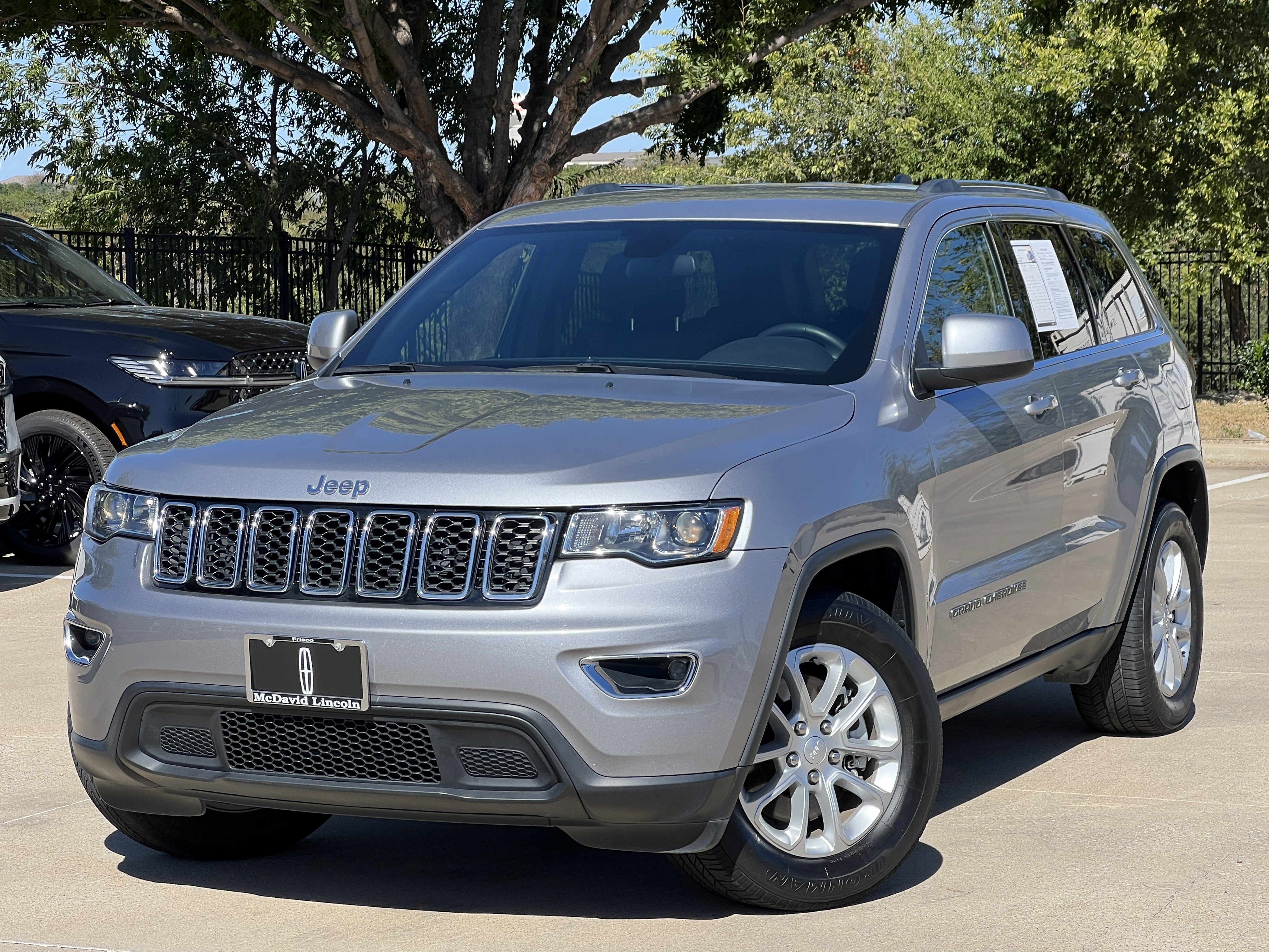 Used 2021 Jeep Grand Cherokee Laredo image 2