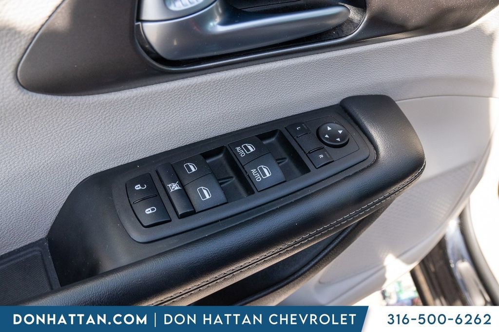 Used 2024 Chrysler Pacifica Touring-L image 14