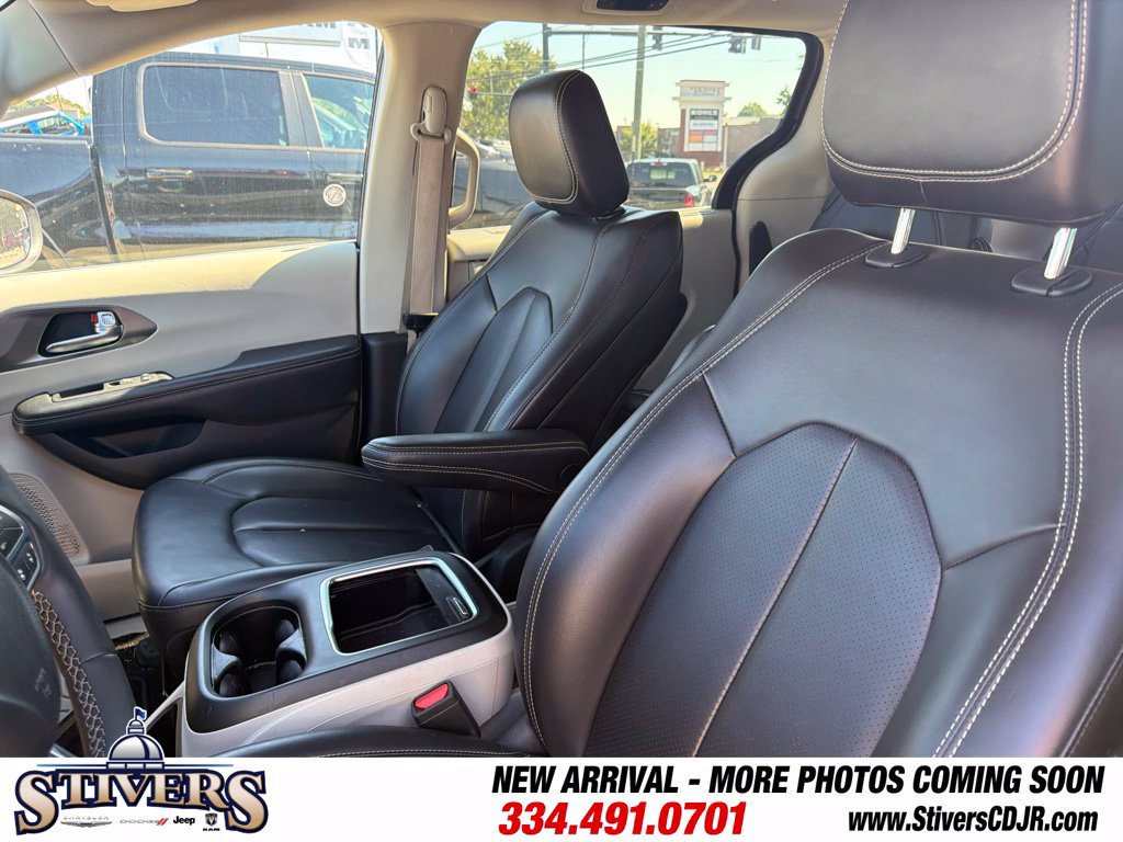 Used 2023 Chrysler Pacifica Touring-L FWD image 15