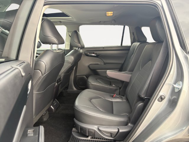Used 2026 Toyota Highlander XLE AWD/4WD image 13