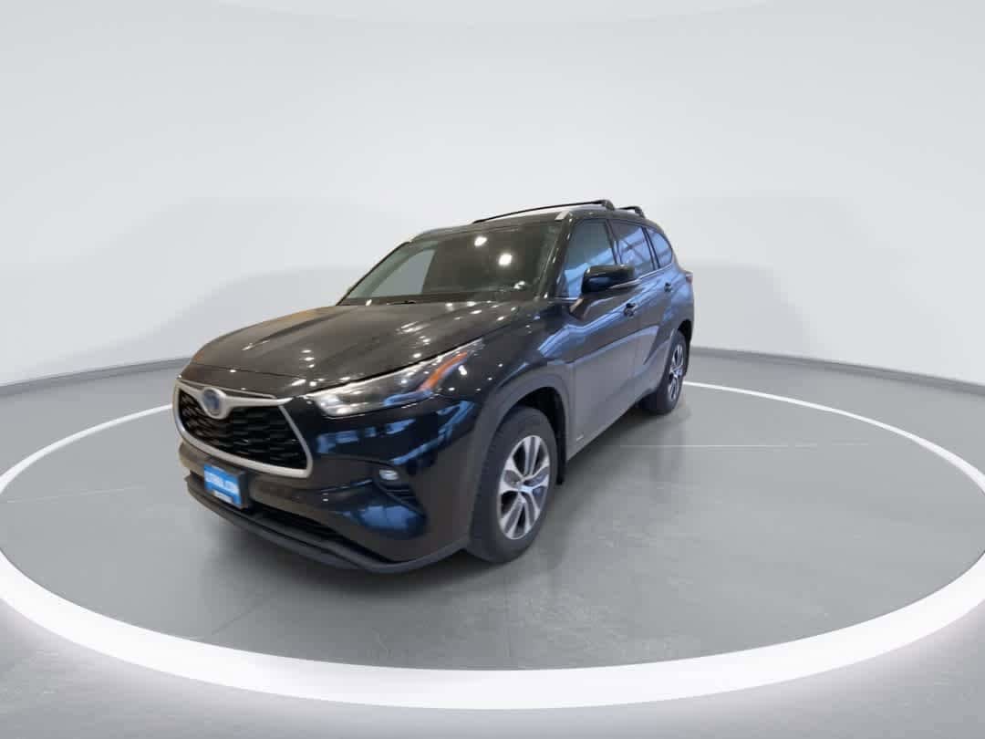 Used 2022 Toyota Highlander XLE AWD/4WD image 4