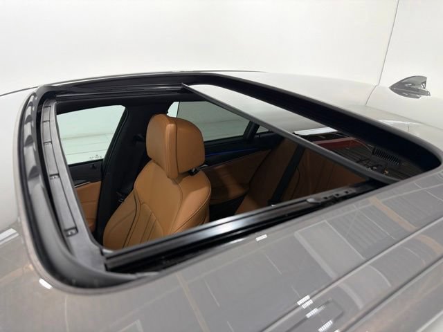 Used 2021 BMW M550i xDrive w/ Executive Package AWD/4WD image 27