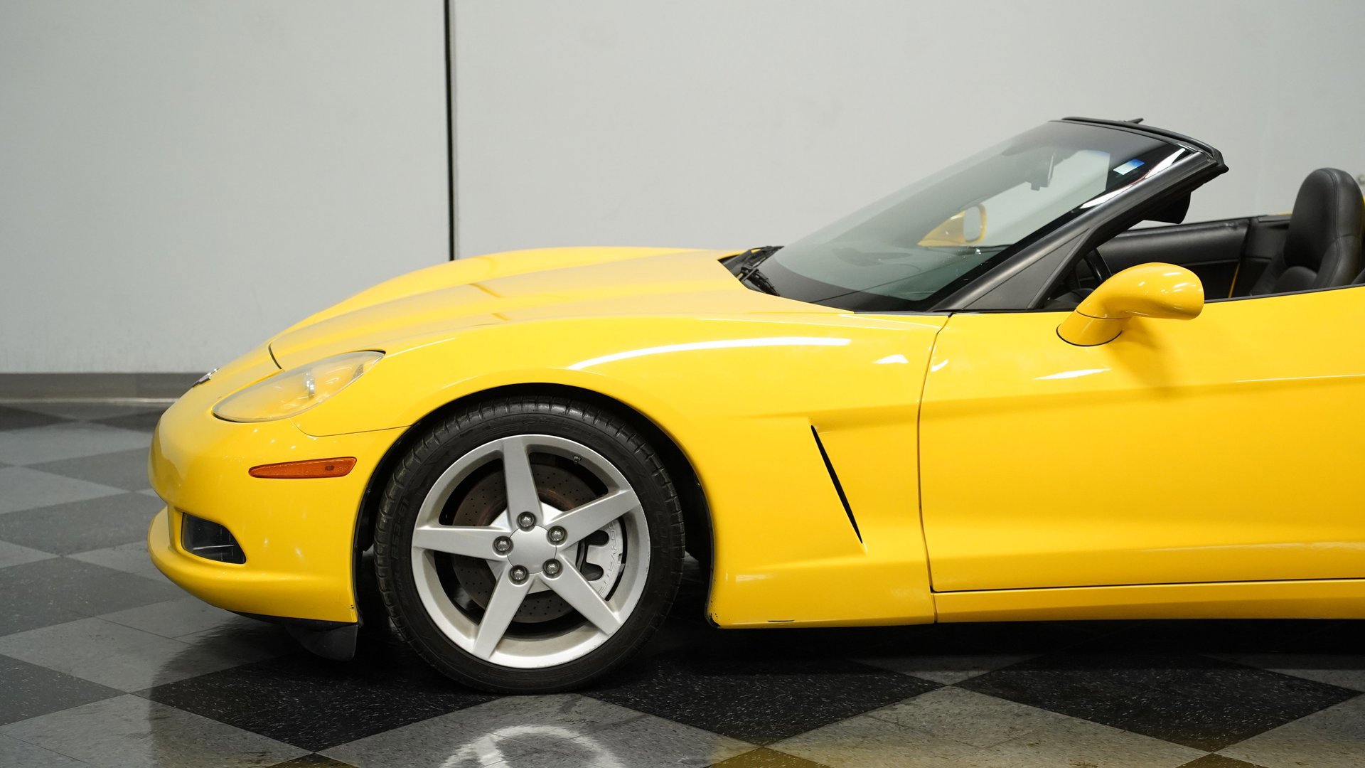 Used 2005 Chevrolet Corvette Convertible w/ Performance Handling Package image 19