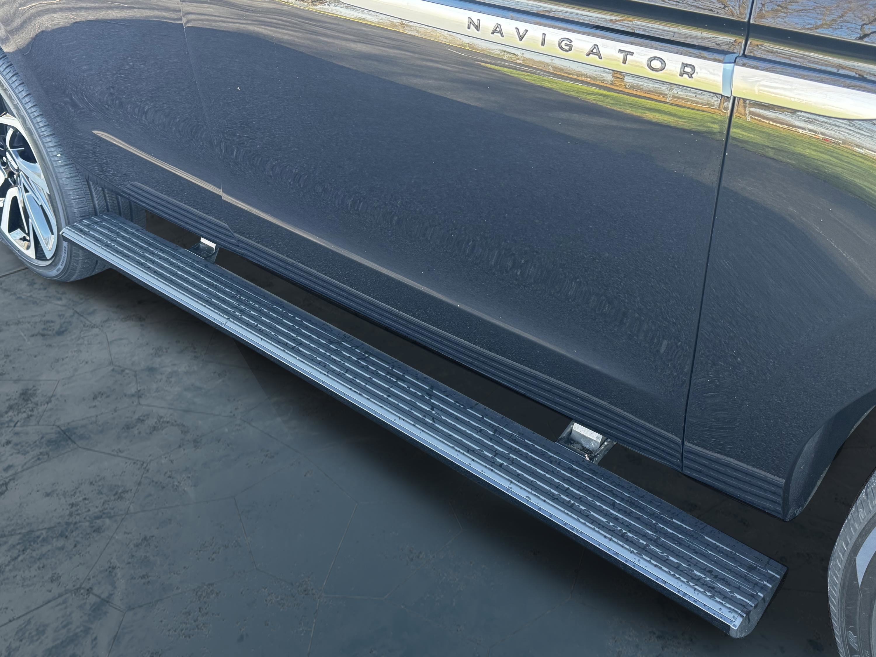 Used 2025 Lincoln Navigator Reserve AWD/4WD image 21