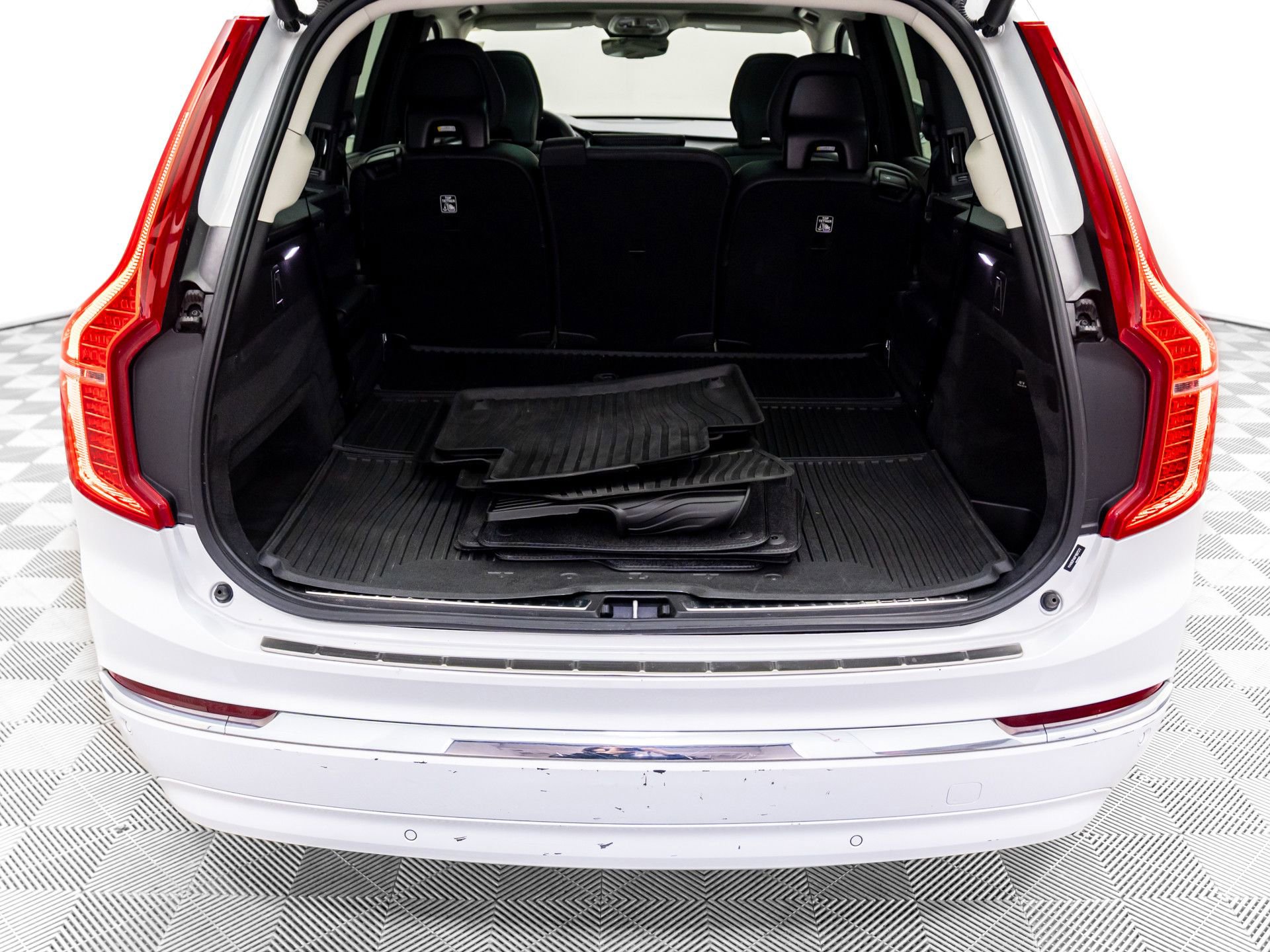 Used 2023 Volvo XC90 B6 Ultimate w/ Protection Package Premier image 32