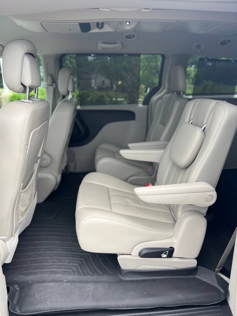 Used 2014 Chrysler Town & Country Touring-L w/ Driver Convenience Group FWD image 19