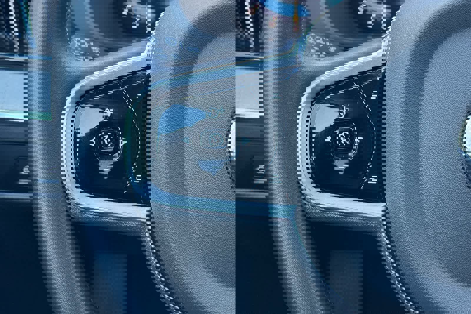 Used 2025 Volvo XC60 B5 Plus image 26