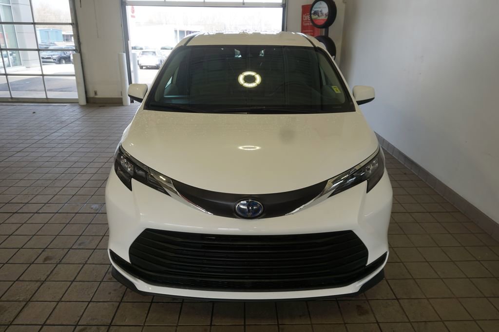 Used 2025 Toyota Sienna LE image 13