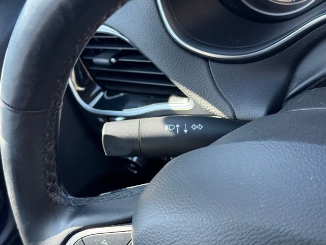 Used 2019 Jeep Cherokee Limited image 25