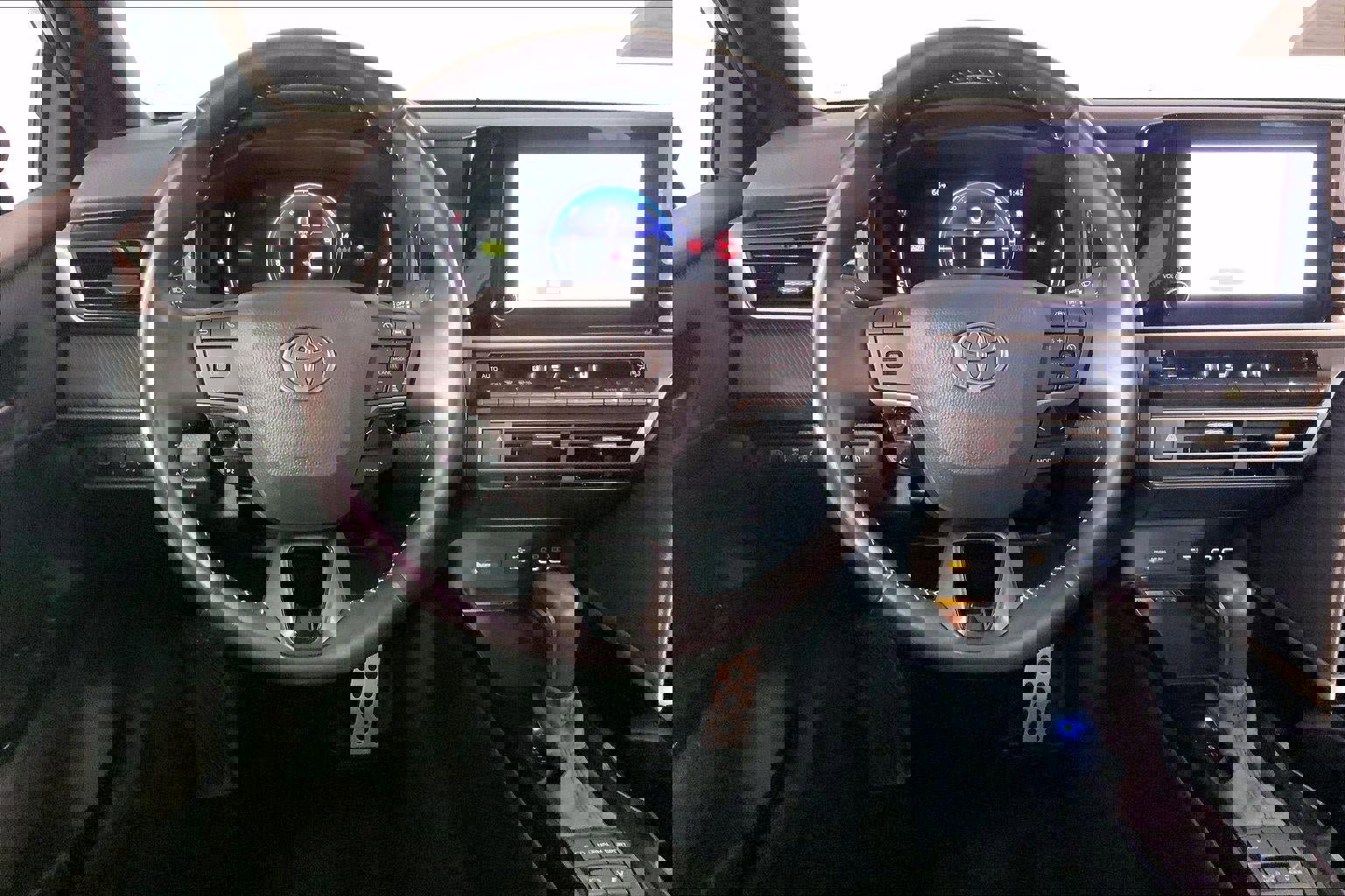 Used 2025 Toyota Camry SE image 5