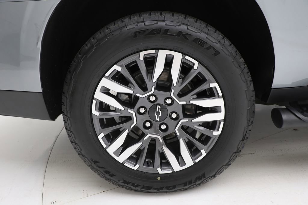 Used 2025 Chevrolet Suburban Z71 AWD/4WD image 10