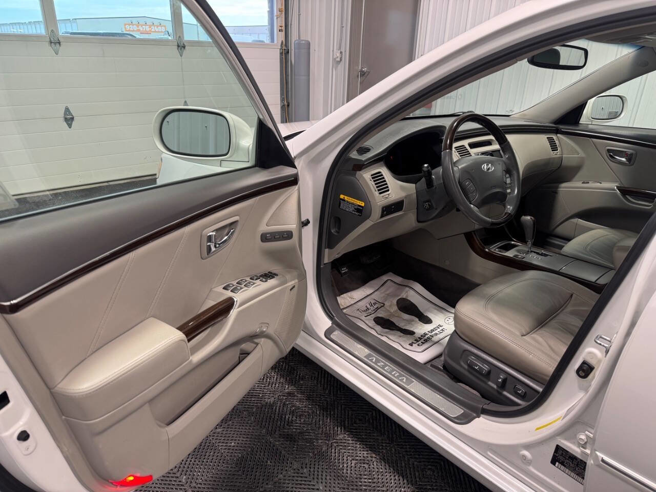 Used 2010 Hyundai Azera Limited w/ Navigation Pkg 3 image 7