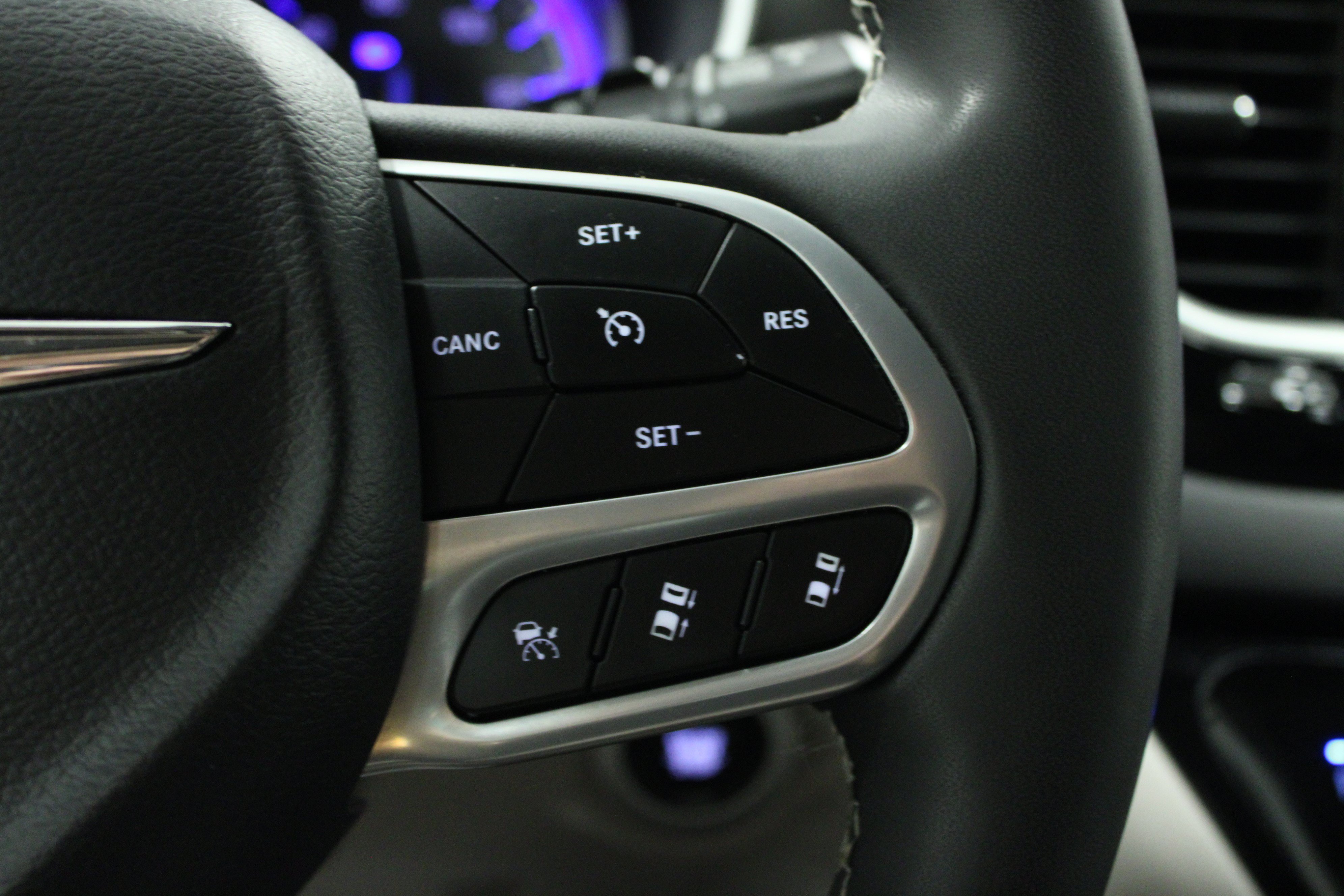 Used 2024 Chrysler Pacifica Touring-L FWD image 22