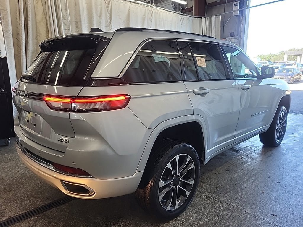 Used 2023 Jeep Grand Cherokee Overland AWD/4WD image 17