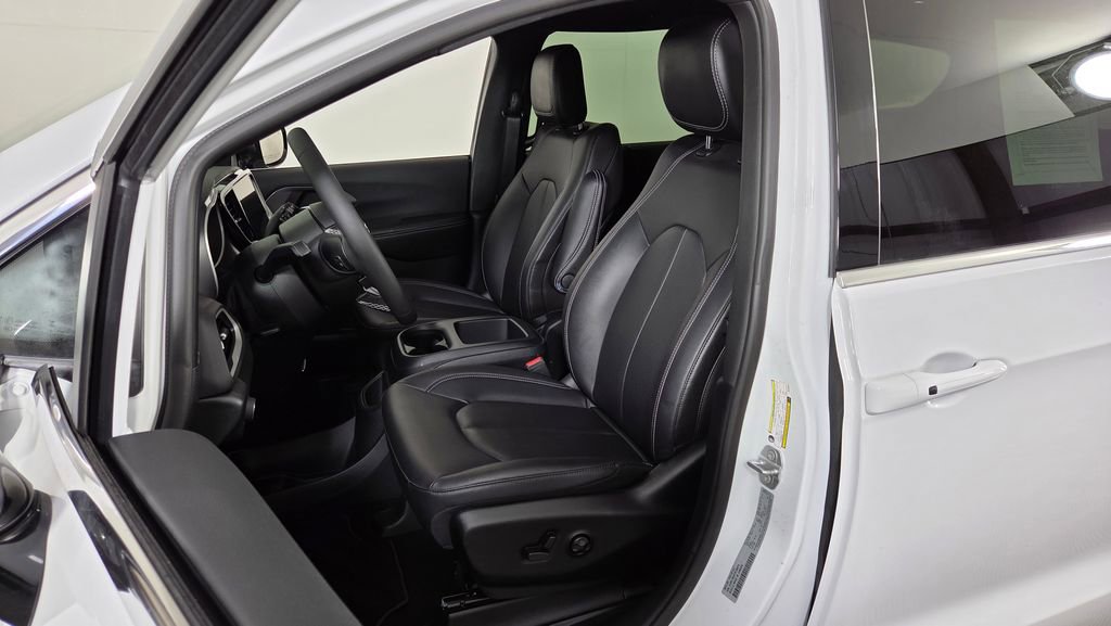 Used 2026 Chrysler Pacifica Select image 16