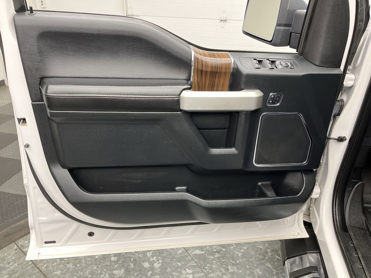 Used 2015 Ford F150 Lariat w/ Equipment Group 502A Luxury AWD/4WD image 8