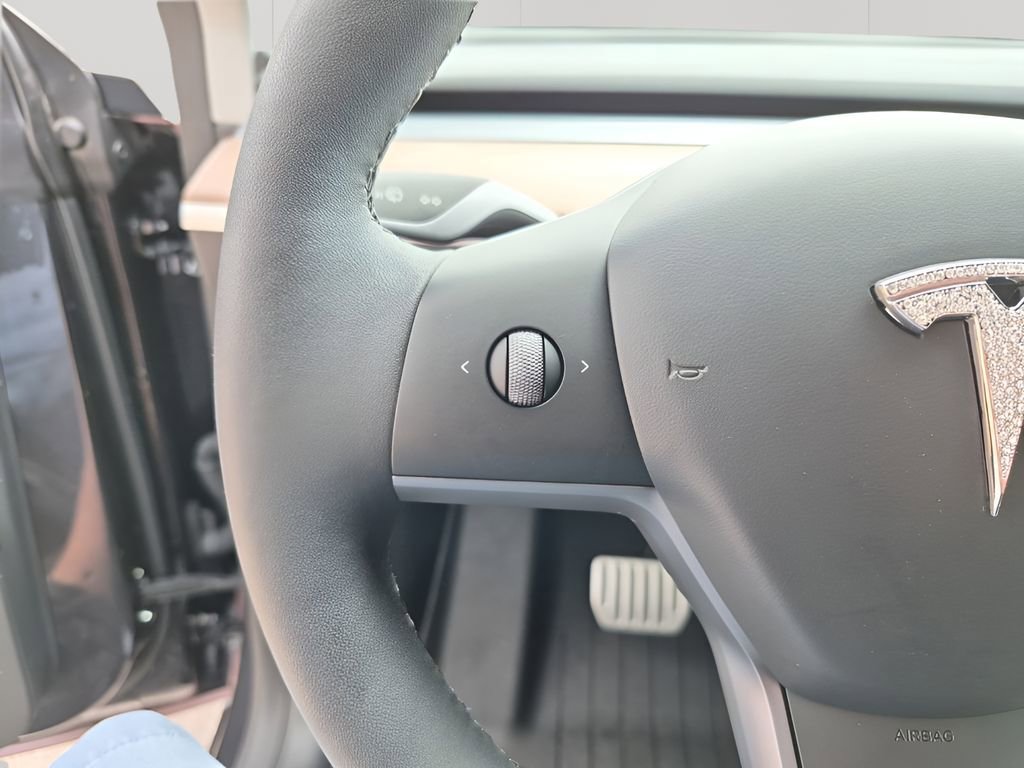 Used 2025 Tesla Model Y Performance image 32