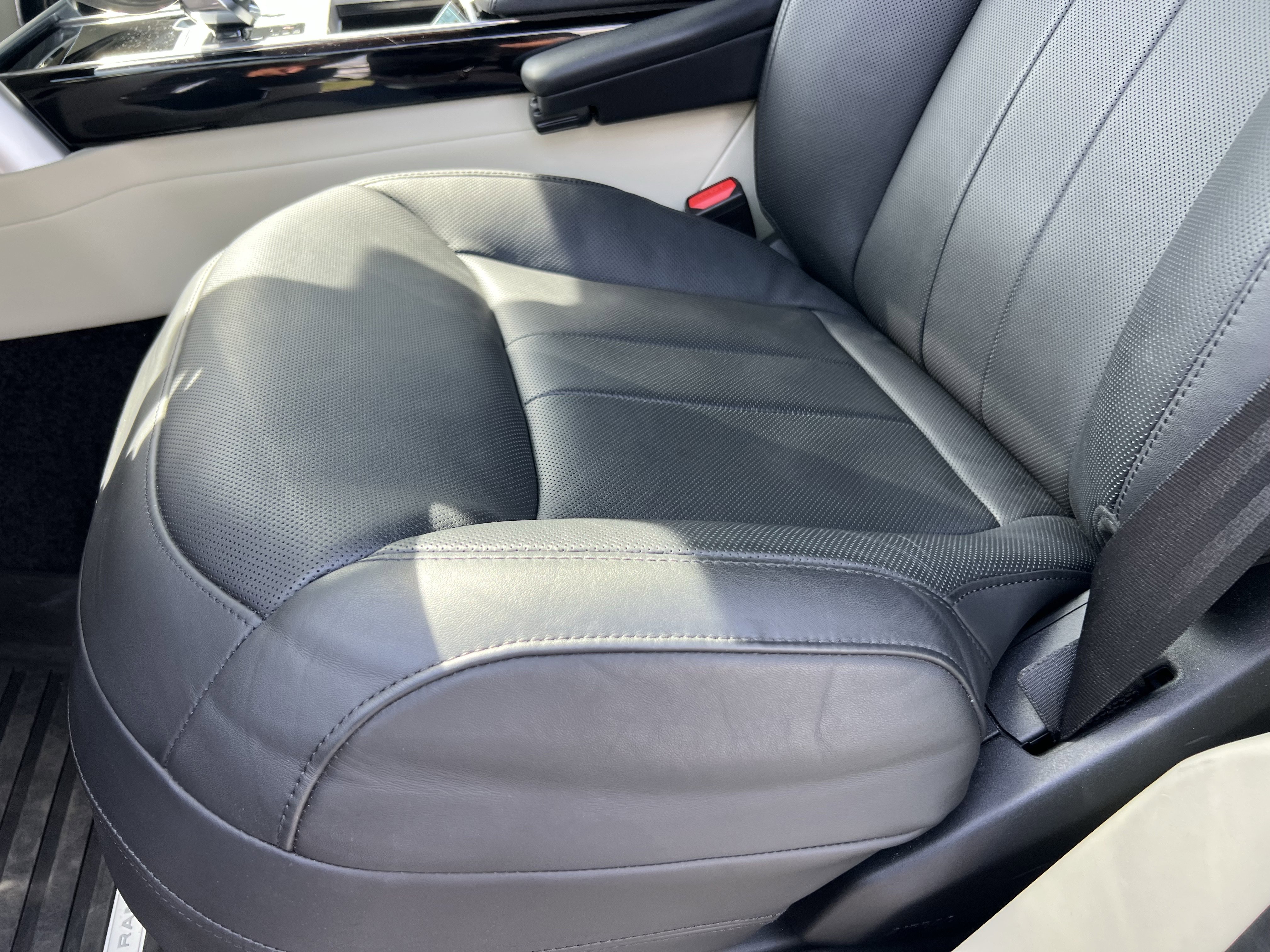 Certified 2024 Land Rover Range Rover SE image 17