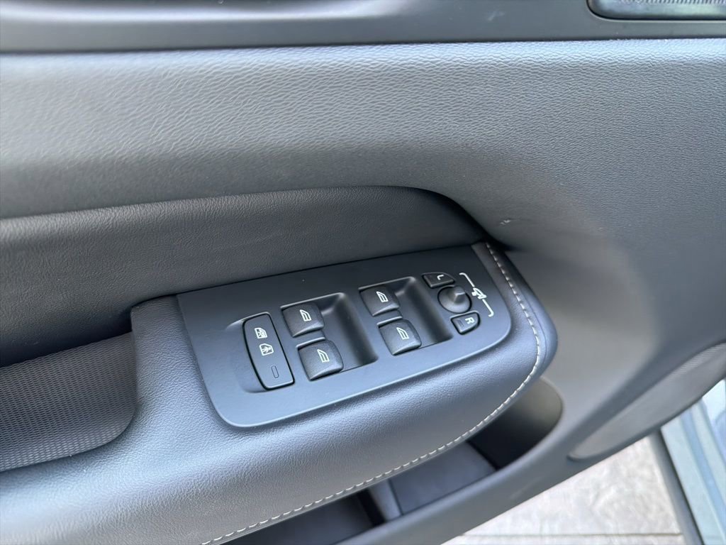 Used 2023 Volvo XC60 B5 Ultimate w/ Climate Package image 7