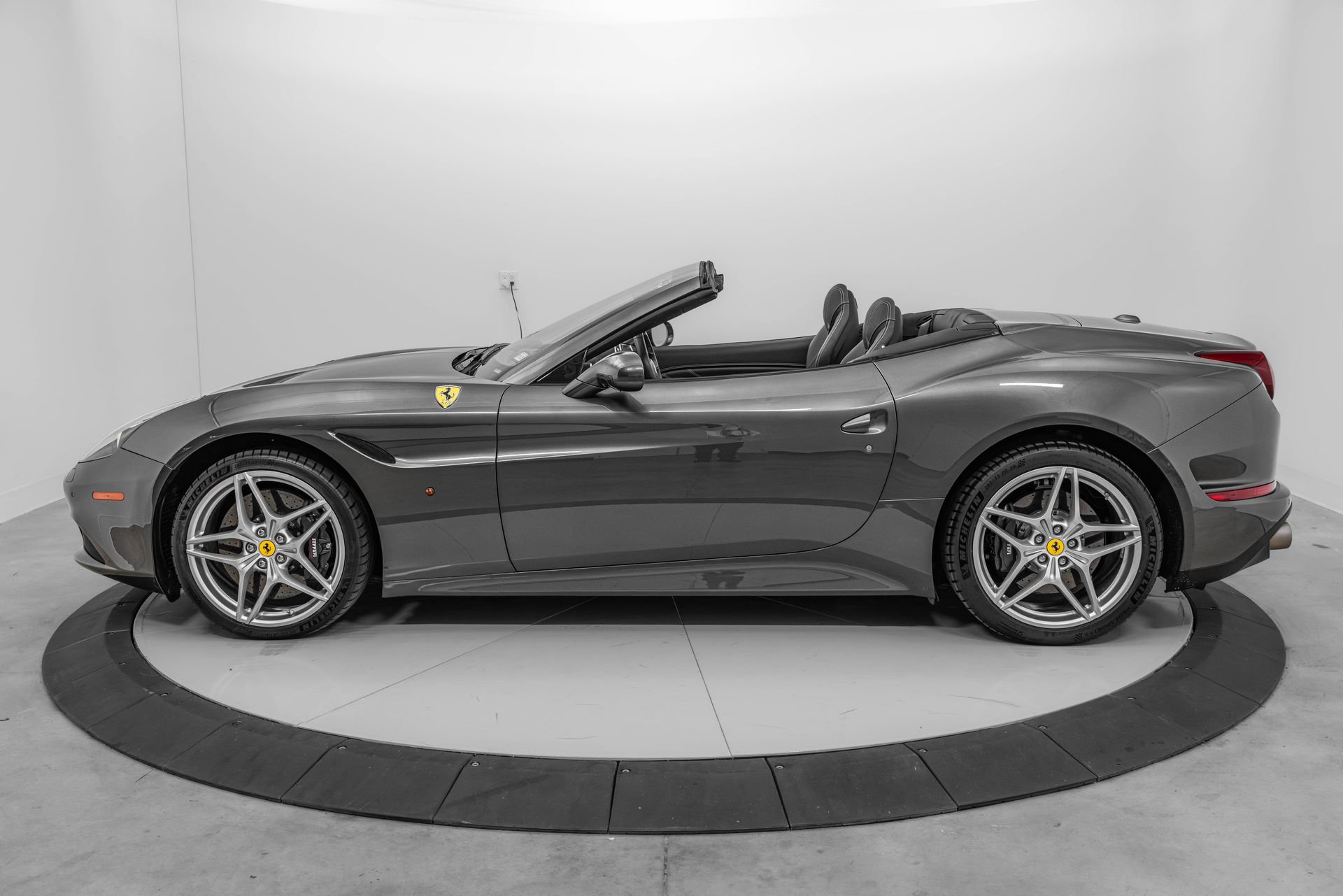Certified 2016 Ferrari California T RWD image 3